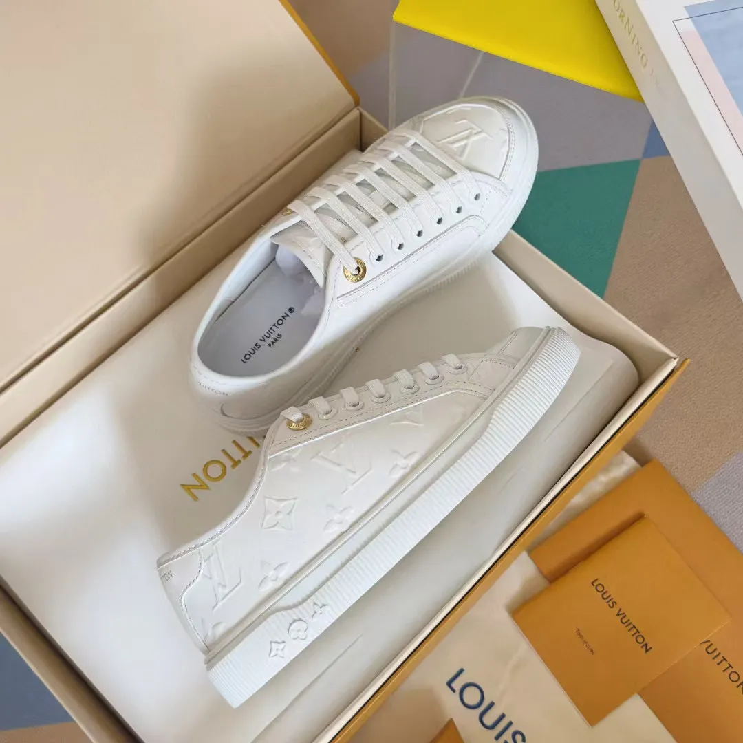 👟👟Ex-factory price 420👟👟 LV Louis Vuitton L Home Donkey Brand’s latest Lagoon series Thick-soled denim denim Embossed Presbyopia Thick-soled Casual sneakers Skateboard shoes Original purchase and development Production This Lagoon sneaker is made of Monogram denim, injecting a retro flavor into the classic design. The Louis Vuitton logo pops out from the leather trim, and the inscribed eyelets, trim and laces highlight the exquisite details. The rubber outsole embellished with Monogram flowers completes the whole. Exquisitely packaged at the delivery counter🛍📦 ▪️ Fabric: Original imported custom first-layer cowhide ▪️ Lining: Original imported cowhide lining ▪️ Sole: Original open-molded non-slip TPU material ▪️ Bottom thickness: 2.5CM ▪️ Size: Women's size 35-40 (41, 42 can be customized)